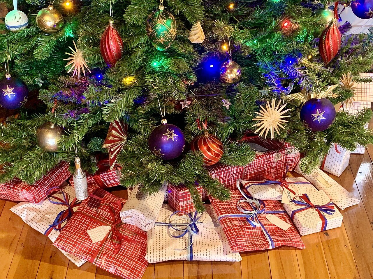 White Elephant Gifts Under $20 That People Actually Steal (Plus the Rules in 60 Seconds)